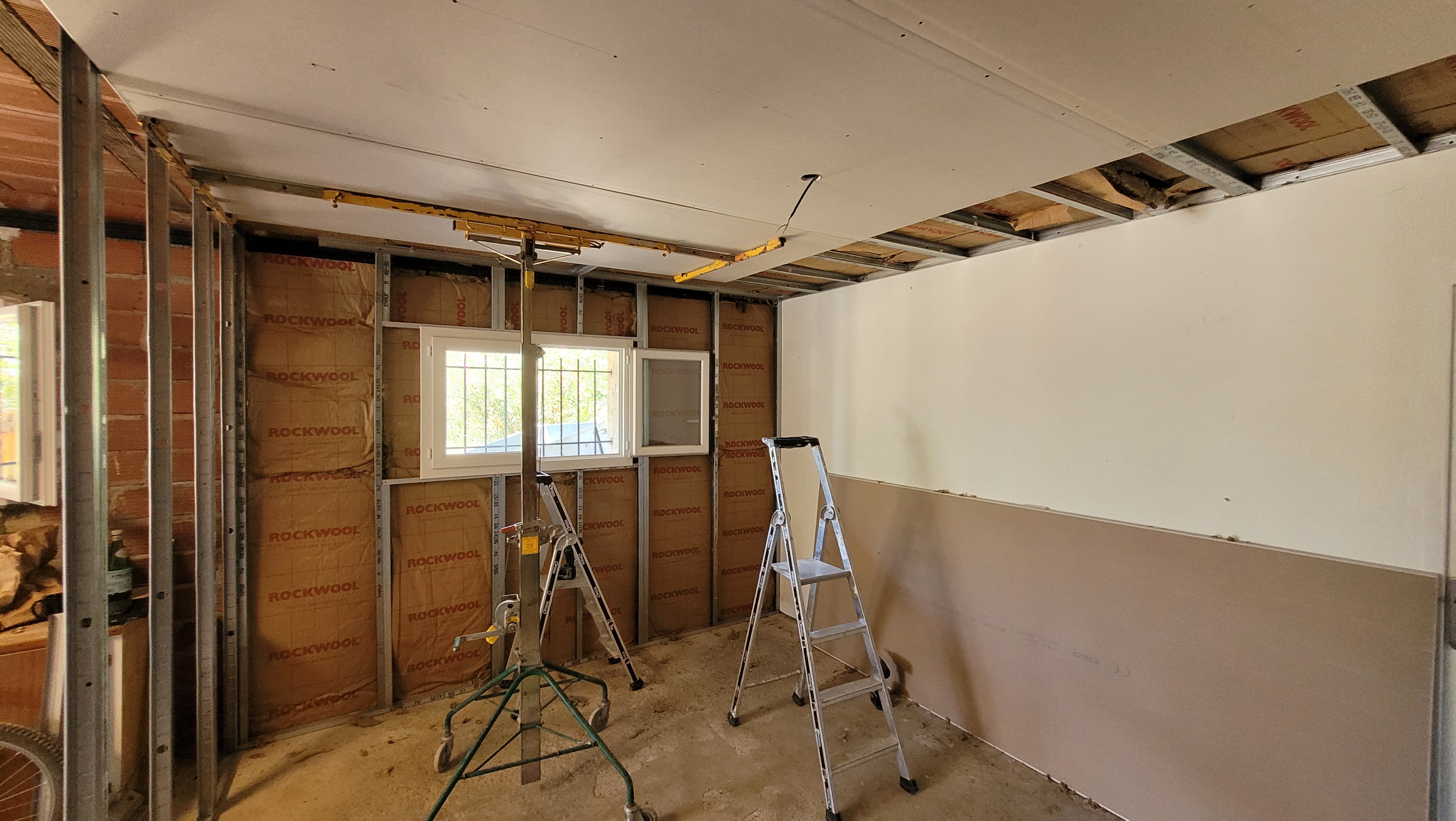 Pose de plaque de placo pour le plafond de la nouvelle chambre